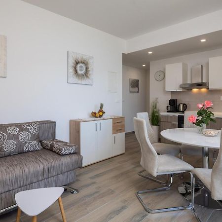 Apartments 20 Meters From The Beach Jesenice  Ngoại thất bức ảnh