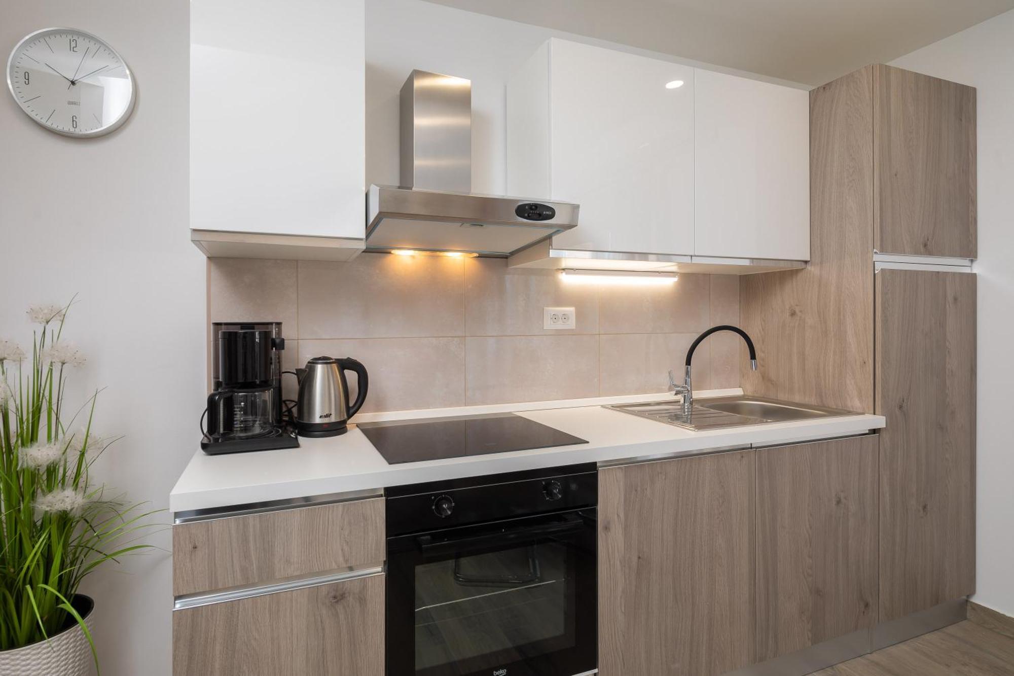 Apartments 20 Meters From The Beach Jesenice  Phòng bức ảnh